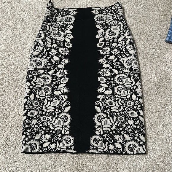 BCBGMAXAZRIA bandage Scarlett Puckering Floral Jacquard mini skirt size small - Picture 3 of 5